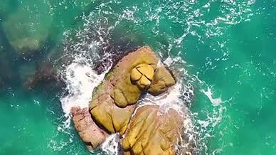4k航拍三亚风光自然风光海浪拍打礁石视频的预览图